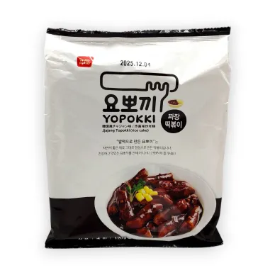 8809054400925_04.330.056_Yopokki Ricecake Cup Jjajang 120g_Korealaiset riisikakut mustassa soijapapukastikkeessa kuva